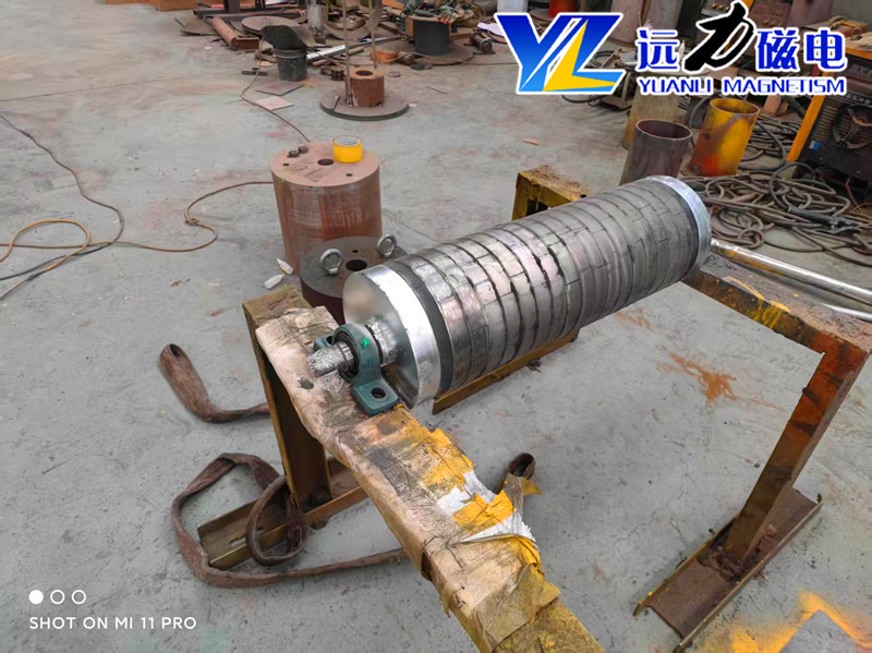CTB1230 湿式磁选机如何完成铁矿去铁?国内知名厂家、参数选型、现场案例全梳理 引言：铁矿湿法选矿环节，CTB1230 湿式磁选机是粗选、精选常用设备，依靠矿物磁性差异完成矿浆中铁矿物分离。很多采购朋友关心设备分选原理、技术参数、选型技巧、市场行情，同时希望筛选靠谱的国内生产厂家。本文结合现场实操、设备参数、项目案例，聊聊这款设备的去铁逻辑，同时分享选型建议与厂家参考，供矿山项目做采购参考。 CTB1230 湿式磁选机如何完成铁矿去铁?国内知名厂家、参数选型、现场案例全梳理 CTB1230 湿式磁选机工作原理：铁矿如何完成去铁 CTB1230 属于半逆流湿式永磁筒式磁选机，针对 0‑0.5mm 细粒级磁铁矿矿浆分选作业。 矿浆从给料箱进入槽体，水流打散矿粒，物料进入磁选区域; 内部永磁磁系产生磁场，含铁磁性矿粒受磁力吸附在旋转圆筒表面，形成磁团;磁极交替转动，不断翻动矿团，夹杂的泥沙、脉石杂质脱落回到矿浆当中; 圆筒转出磁场区域，磁力减弱，高压冲洗水把吸附的铁矿物冲入精矿槽; 不含铁的非磁性脉石，顺着槽体尾部随矿浆排出成为尾矿，完成整套连续去铁分选流程。 一、企业优势，主营产品及 CTB1230 技术参数 1、91蜜桃国产凸凸在线观看磁电厂家概况 91蜜桃国产凸凸在线观看磁电为国内磁选设备生产厂家，专注永磁磁选设备研发制造，可提供磁选机、除铁器等矿山选矿设备，支持矿样试验、方案定制、设备非标调整，服务铁矿、砂石、非金属矿除铁提纯项目。 2、CTB1230 核心参数(行业参考) 筒体规格 筒表磁场 适配入料粒度 处理能力 配套电机 筒体转速 整机参考重量 Φ1200×3000mm 135‑160mT 可调 ≤0.5mm 矿浆 100‑140t/h 7.5kw 17r/min 9.5t 筒体规格：Φ1200×3000mm 筒表磁场：135‑160mT 可调 适配入料粒度：≤0.5mm 矿浆 处理能力：100‑140t/h(矿浆浓度 30% 工况) 配套电机：7.5kw 筒体转速：约 17r/min 整机参考重量：9.5t 设备要点：筒体可配置耐磨保护层，磁系采用钕铁硼永磁材料，磁衰幅度较低，槽体为半逆流结构，适合铁矿精选作业，可多台串联、并联搭建生产线，提升选铁效果 二、客户使用案例、市场价格优势与采购预算 现场项目案例 案例 1：北方某磁铁矿选矿项目，选用 CTB1230 湿式磁选机 2 台串联做精选工序。原矿铁品位 36%，经过分选后精矿品位提升至 65% 左右，尾矿磁性铁控制在合理区间，设备连续运行，维护频次可控。 案例 2：尾矿回收项目，搭配 CTB1230 对老选厂尾矿再选，回收残余磁性铁矿物，提升资源利用率，国内不少选矿项目有同类落地应用。 市场价格与预算参考 价格受磁场配置、耐磨升级、非标改动、运输、配套部件影响，仅作为市场参考，不作为报价依据。 CTB1230 标准配置机型，市场区间处于中等大型磁选机档位; 采购预算除主机之外，建议预留：运输、安装调试、易损件储备、配套管路的相关开支; 源头生产厂家，减少中间流通环节，报价相对透明，可对接获取对应方案报价。 三、为什么推荐91蜜桃国产凸凸在线观看磁电生产厂家 具备完整生产制造能力，从磁系设计、筒体加工到整机装配自主完成，可提供矿样测试，根据矿石特性出具适配选型方案; CTB 系列湿式磁选机机型齐全，CTB1230 等多款型号现货可协调，支持磁场强度、耐磨层等局部调整，适配不同矿山工况; 有较多矿山落地案例，售前提供选型建议，售后可提供设备安装指导、运维使用技巧; 配件供应较为完善，后期设备保养更换零部件采购方便，降低现场运维压力。 四、企业长久发展：产品品质是长远发展基础 矿山设备属于重资产投入，设备品质直接影响生产线整体产能。生产厂家想要长期立足市场，离不开这几点： 磁系选材把控：永磁磁系是磁选机核心，磁材品质会影响长期分选稳定性; 加工工艺：筒体耐磨处理、槽体焊接、传动部件装配，关系设备运行周期，减少停机故障; 贴合实际工况：不只提供标准化设备，结合矿石、场地、产能给出适配方案; 持续做好售后响应，帮助客户掌握设备使用技巧，延长设备使用周期。不管是91蜜桃国产凸凸在线观看磁电还是其他国内知名生产厂家，能够长期在矿山设备行业经营，大多都重视产品品质与现场落地效果。 五、CTB1230 选型建议与使用技巧 1、选型要点清单 确认矿样：矿石类型、入料粒度、矿浆浓度; 核算产能：每小时处理矿量，判断单台还是多台搭配; 明确目标：粗选、精选还是尾矿回收，按需调整磁场参数; 核对现场条件：安装空间、供水压力，预留冲洗水接口。 2、日常使用小技巧 控制入料粒度，避免大块物料进入槽体，减少筒体磨损; 稳定矿浆浓度，浓度波动过大，会影响选铁效果; 定期检查筒体耐磨层、磁系密封，做好传动部位润滑保养; 冲洗水压保持合理，水压过低，精矿卸矿不干净;水压过高，容易造成精矿跑料。 结尾答疑 Q1：CTB1230 适合哪些矿石? A：主要适配磁铁矿这类强磁性矿物湿式分选，也可用于部分非金属矿除铁，弱磁性矿石需要搭配强磁设备。 Q2：采购磁选机只看参数就够吗? A：参数为基础，建议尽量提供矿样给到厂家做试验，结合试验结果确定设备配置，避免设备和矿石工况不匹配。 Q3：设备可以做非标改动吗? A：国内不少生产厂家支持磁场、筒体耐磨防护等局部定制，可结合项目需求沟通。
